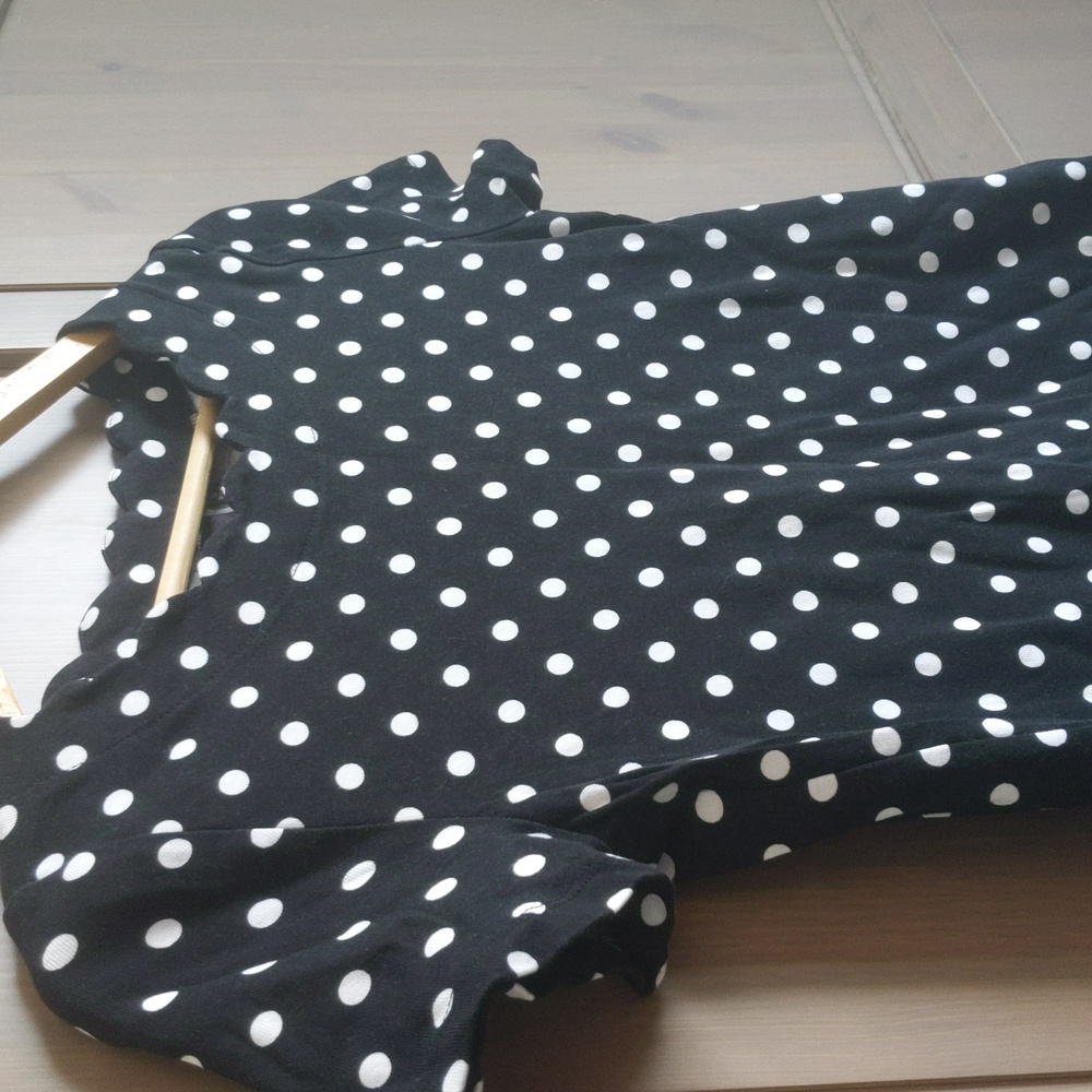 🎁$5 or free with bundle🎁Scalloped neck polka dot top